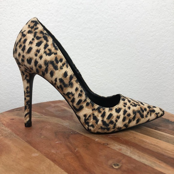 Qupid Shoes - Qupid Leopard Print Pointed Toe Heels